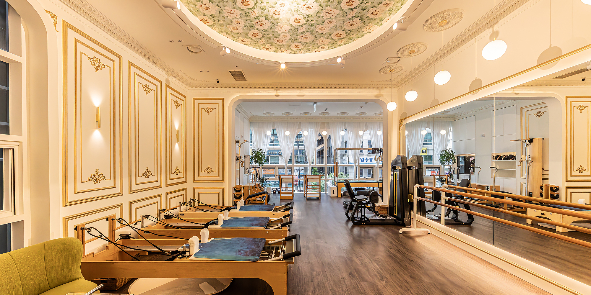 [필라테스] 눈부실만큼 화려한 필라테스 인테리어