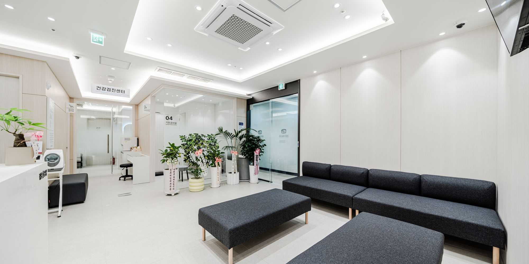 [내과]  간접조명으로 포근함을 더 살린 내과의원 인테리어